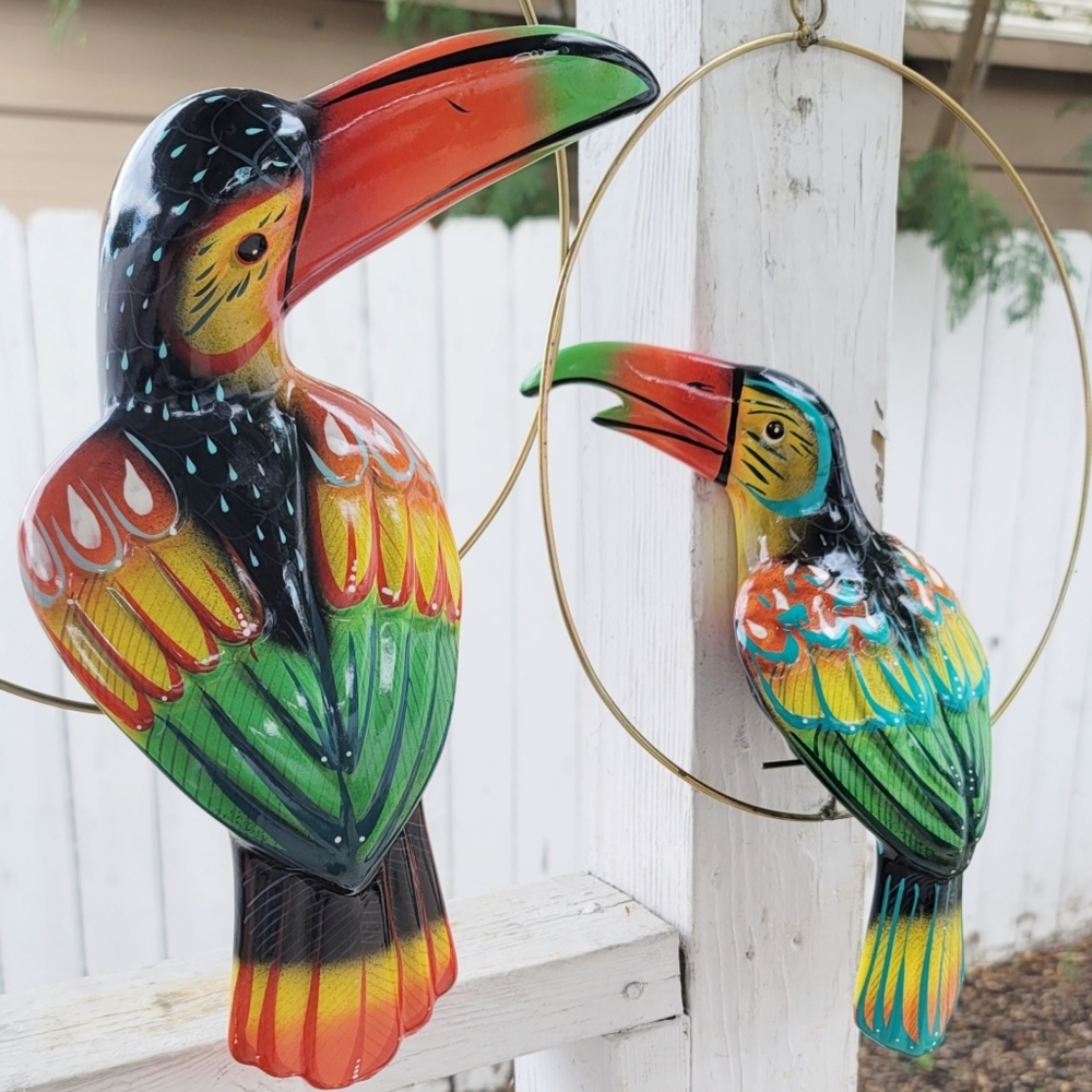 2 toucan birds Statutes